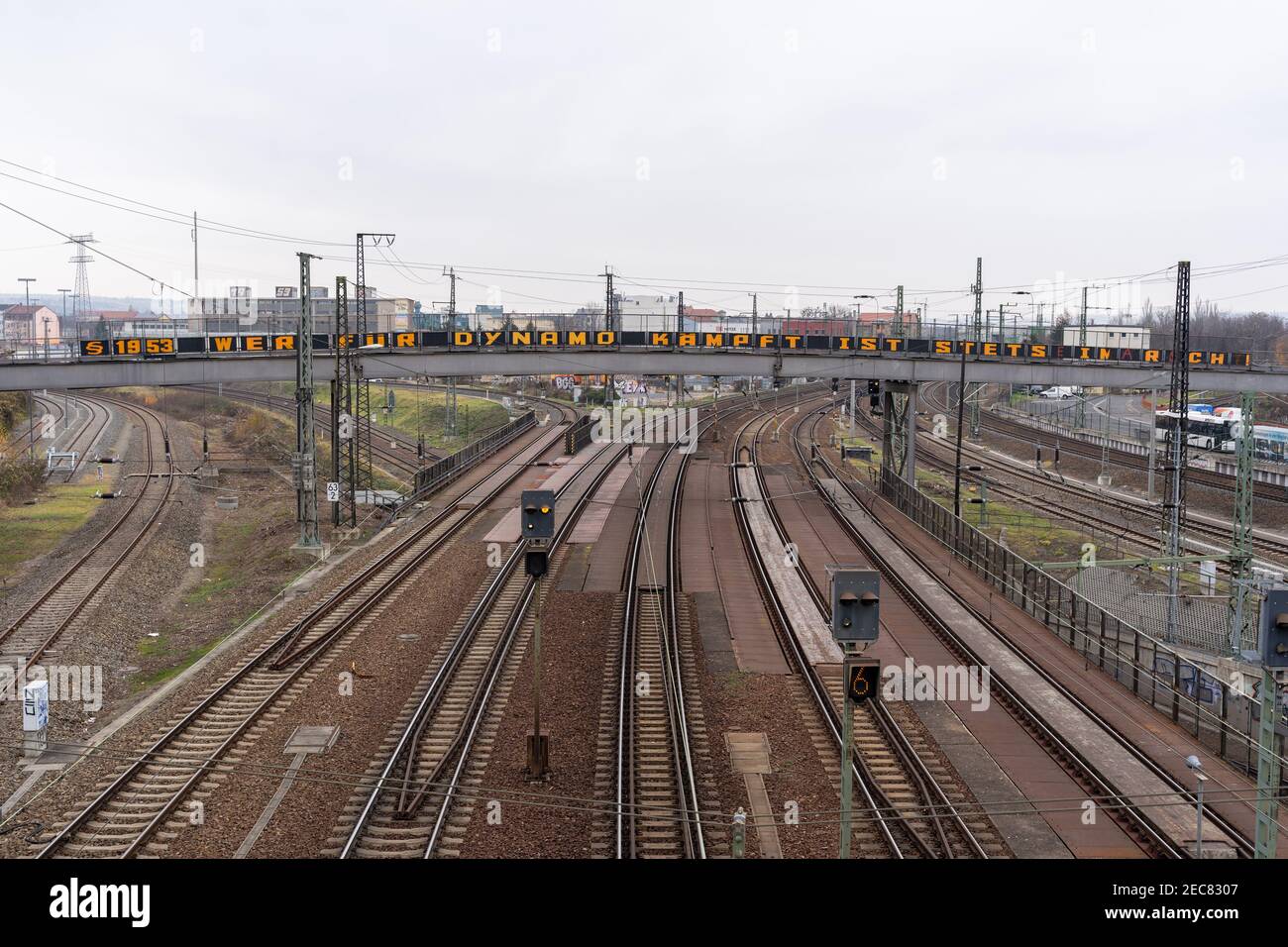 Graffiti des Fußballvereins Dynamo Dresden ultras auf einer Brücke über die Eisenbahn. Stockfoto