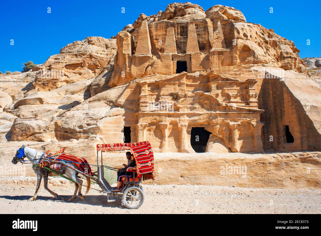 Beduinen reiten Pferdekutsche vor den Gräbern von Djinn blockiert antike Gräber von Petra in Jordanien Stockfoto