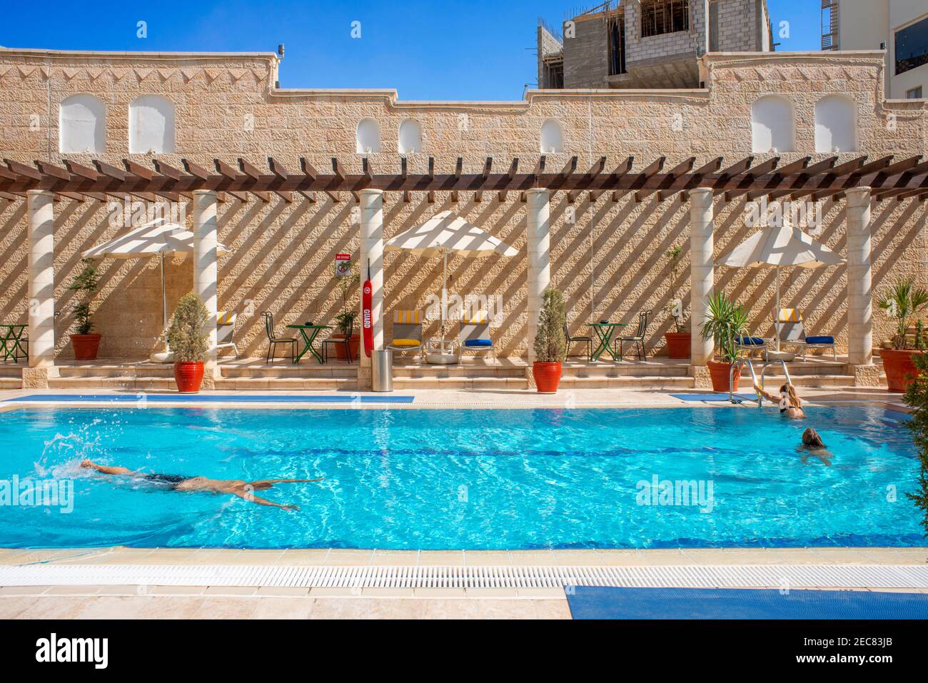 Der Poolbereich des Mövenpick Resort Hotels in der Nähe von Petra und Wadi Musa, Haschemitisches Königreich Jordanien, Naher Osten. Stockfoto