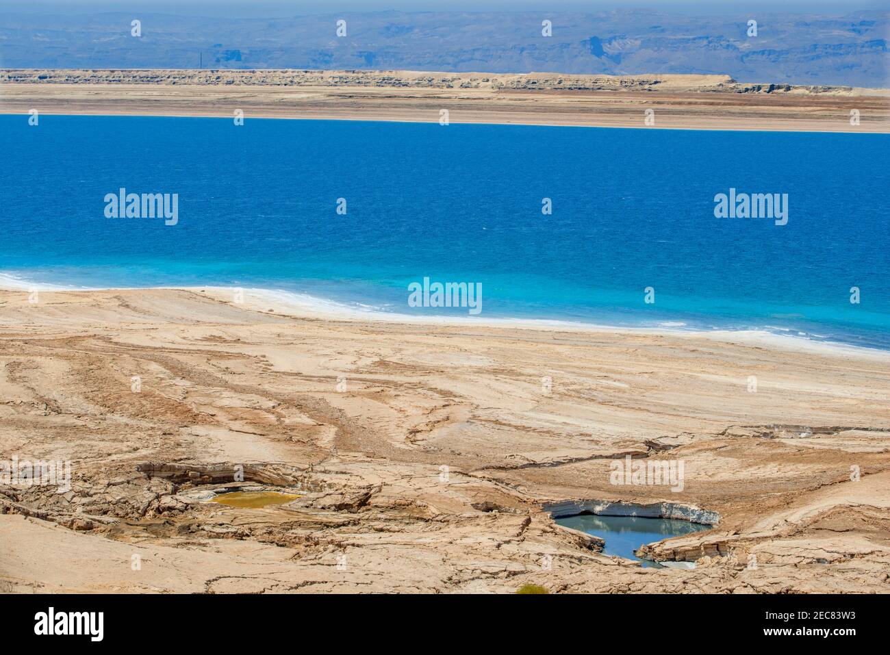 Salz am Strand des Toten Meeres in Israel Grenze mit Jordanien. Stockfoto