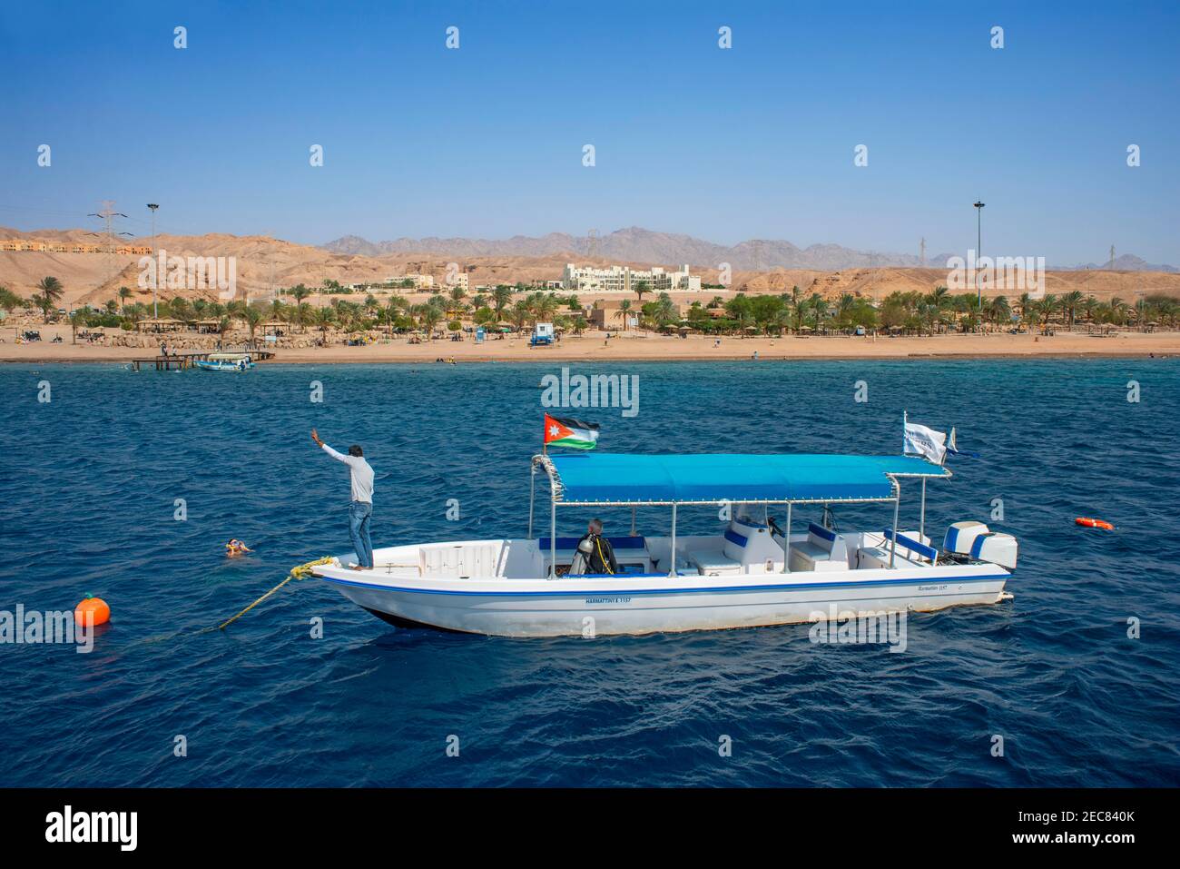 Touristen an Bord eines Tauchbootes kühlen sich im Wasser des Golfs von Aqaba in Jordanien ab. Aqaba hat ausgezeichnete Tauch- und Schnorchelriffe. Stockfoto