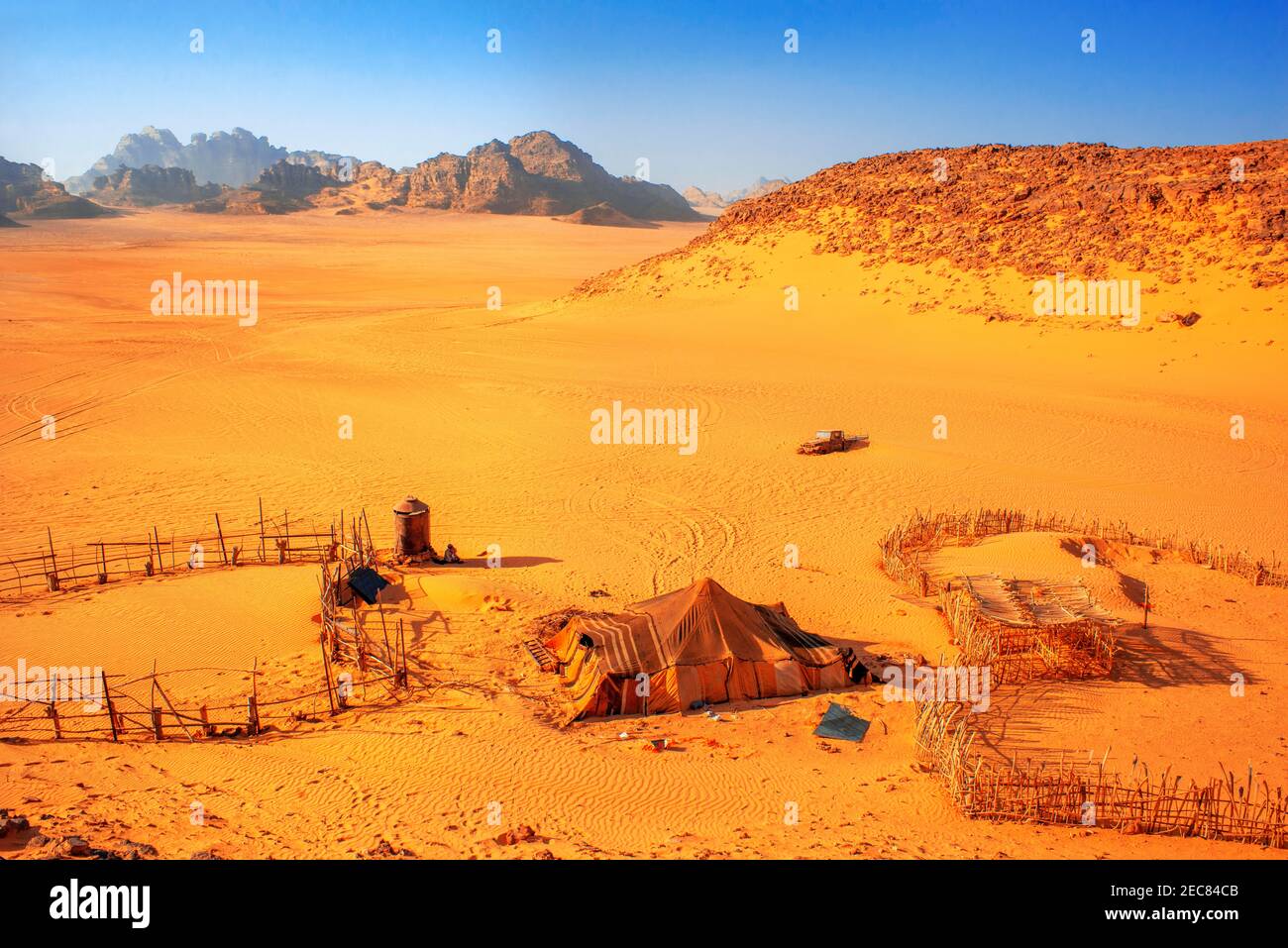 Campingplatz und ein Oldtimer-Pick-up-Auto verlassen auf roten Sand der Wadi Rum Wüste, Jordanien. Stockfoto