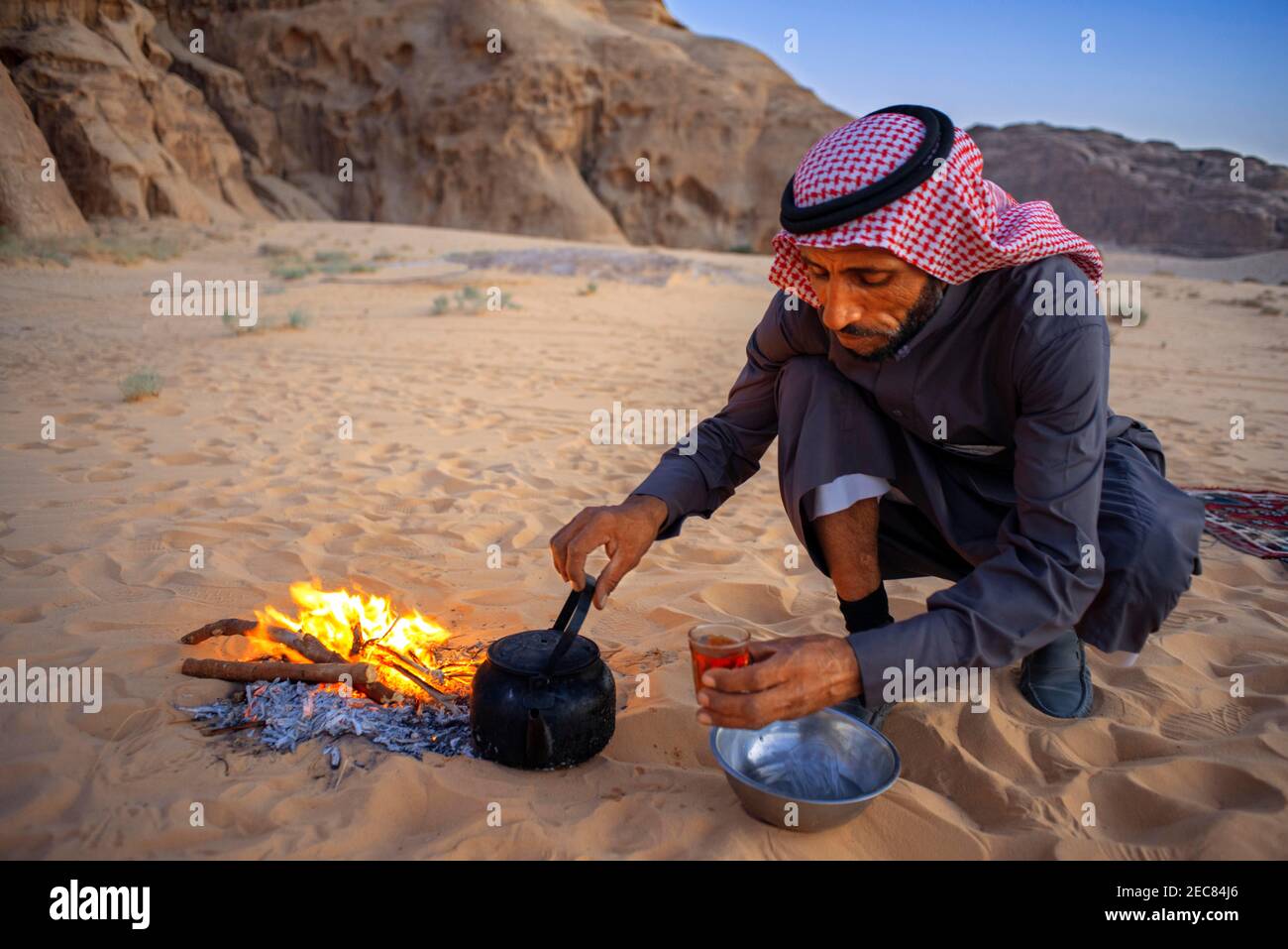 Beduinen Tee am offenen Feuer in der Wüste Wadi Rum, Jordanien Stockfoto