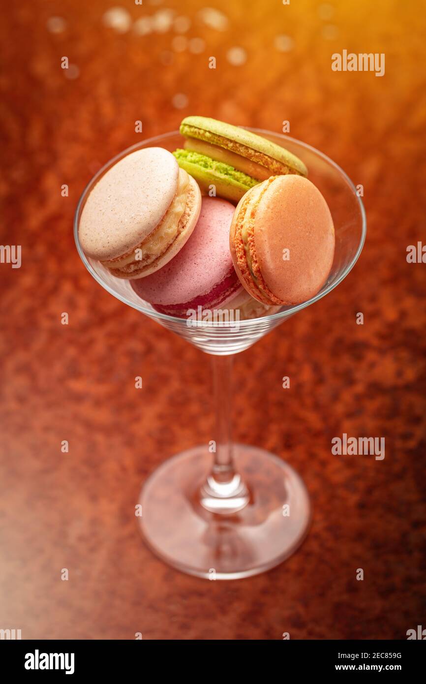 Viele leckere bunte Macaron in martini-Glas, Französisch Dessert-Konzept Stockfoto