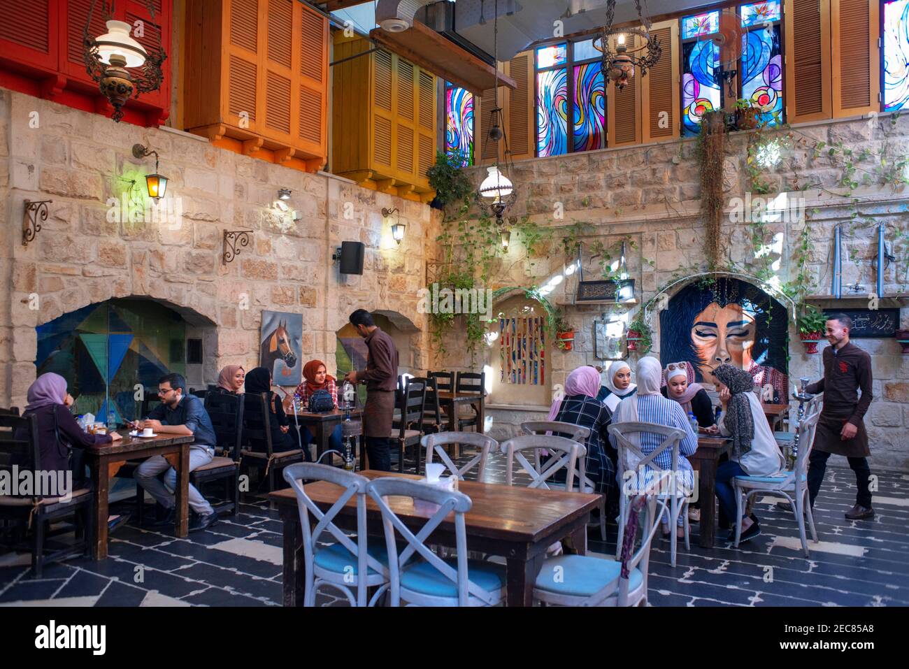 Zajal Restaurant Al Balad Schritte, an der Prince Muhammad Street, Al Rjoum, Amman, Jordanien, Naher Osten. Umbrella Street. Stockfoto