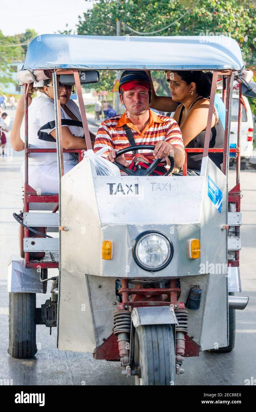 Transportmittel in Kuba: Motorrad oder Motoneta, nachdem die kommunistische Regierung wirtschaftliche Veränderungen umgesetzt hat, gingen viele in das Geschäft von transpo Stockfoto