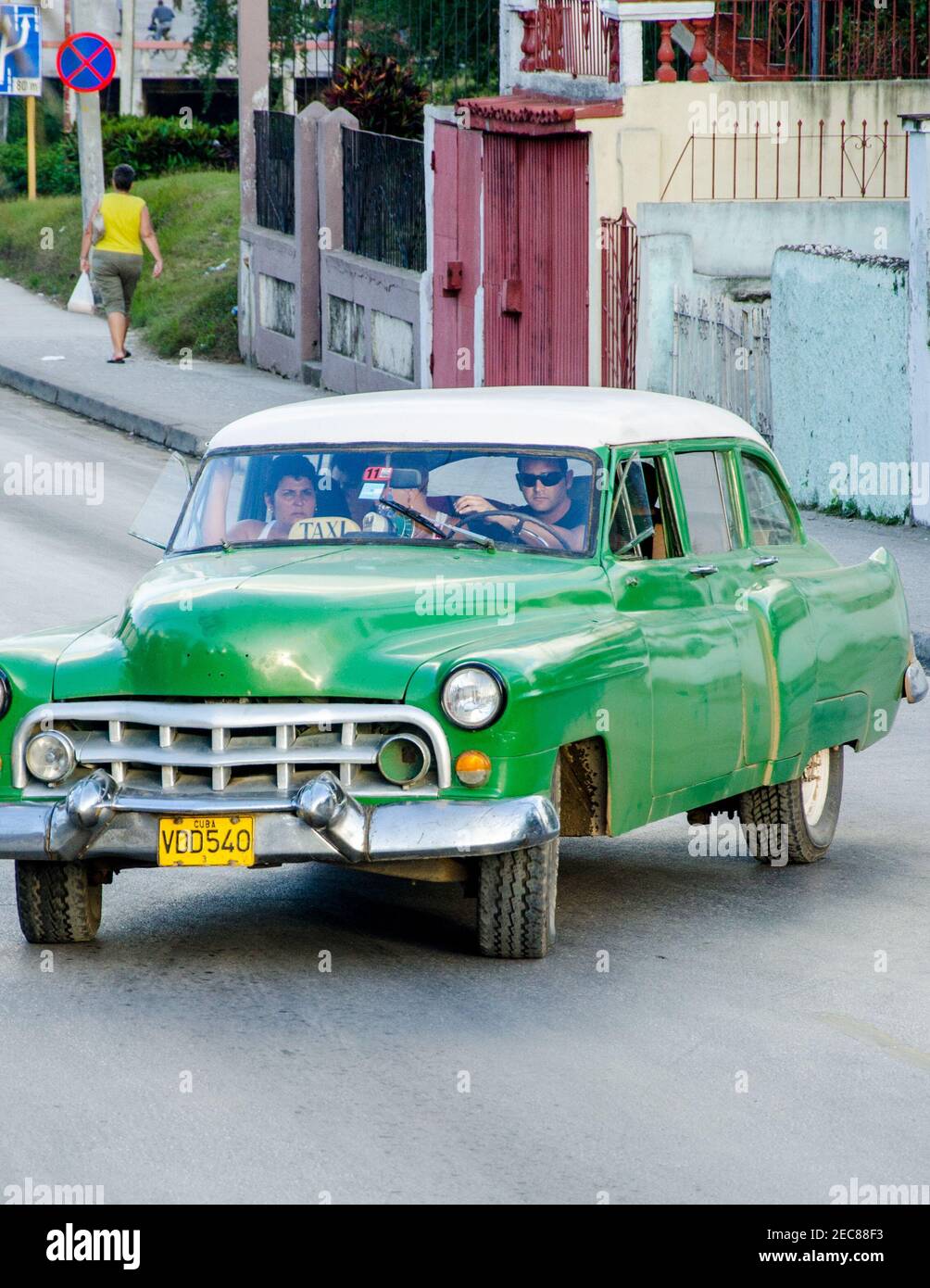 Transportmittel in Kuba: Altes amerikanisches Auto, nachdem die kommunistische Regierung wirtschaftliche Veränderungen durchführte, gingen viele in das Geschäft der Transportatio Stockfoto