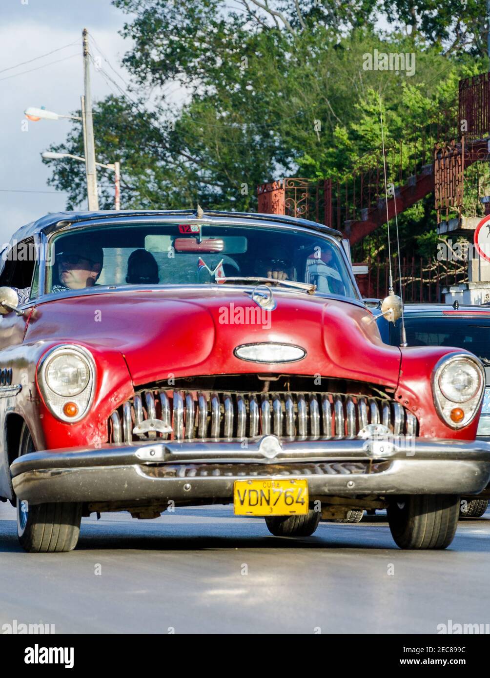 Transportmittel in Kuba: Altes amerikanisches Auto, nachdem die kommunistische Regierung wirtschaftliche Veränderungen durchführte, gingen viele in das Geschäft der Transportatio Stockfoto