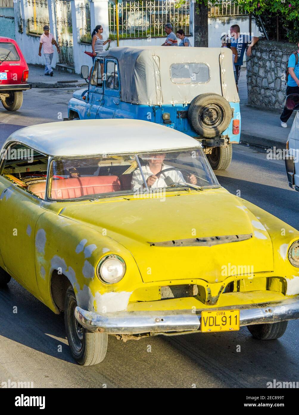 Transportmittel in Kuba: Altes amerikanisches Auto, nachdem die kommunistische Regierung wirtschaftliche Veränderungen durchführte, gingen viele in das Geschäft der Transportatio Stockfoto