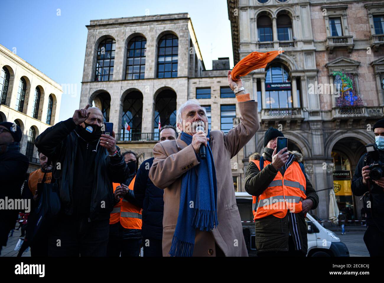 Mailand, Italien. Februar 2021, 13th. General Antonio Pappalardo im Ruhestand, spricht während einer Orange Westen (Gilet Arancio) Kundgebung auf der Piazza Duomo in Mailand, Italien am 13. Februar 2021 Credit: Piero Cruciatti/Alamy Live News Stockfoto