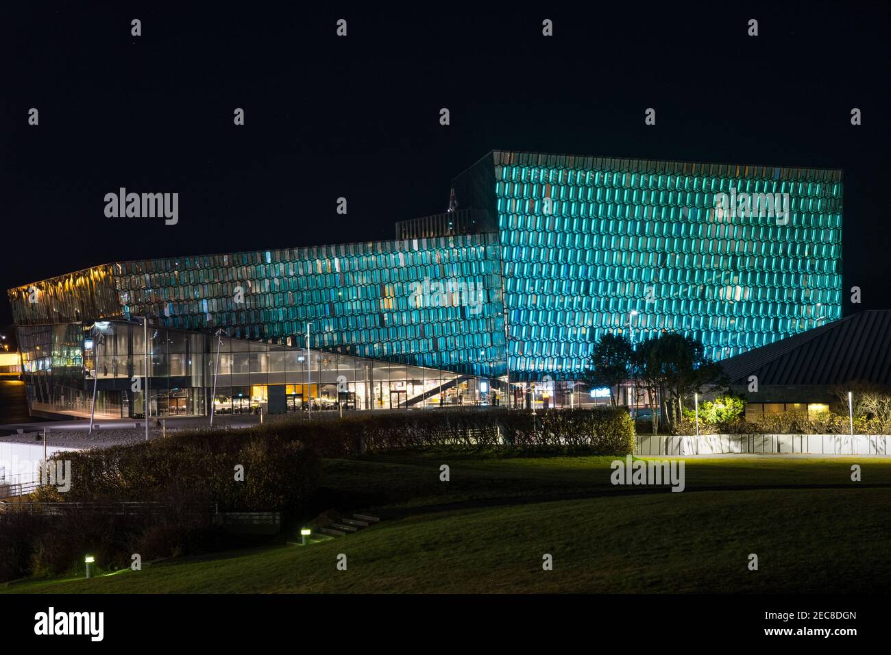 Reykjavik Island - Oktober 26. 2018: Konzert hal Harpa am Abend mit grünem Licht Stockfoto