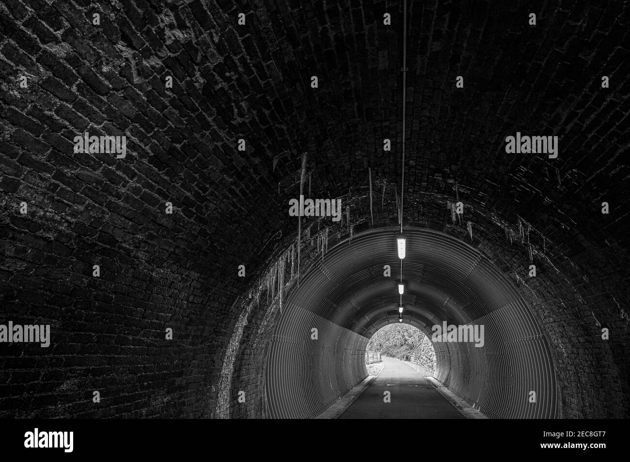 Tunnel mit Eiszapfen auf dem Keswick Railway Trail Stockfoto