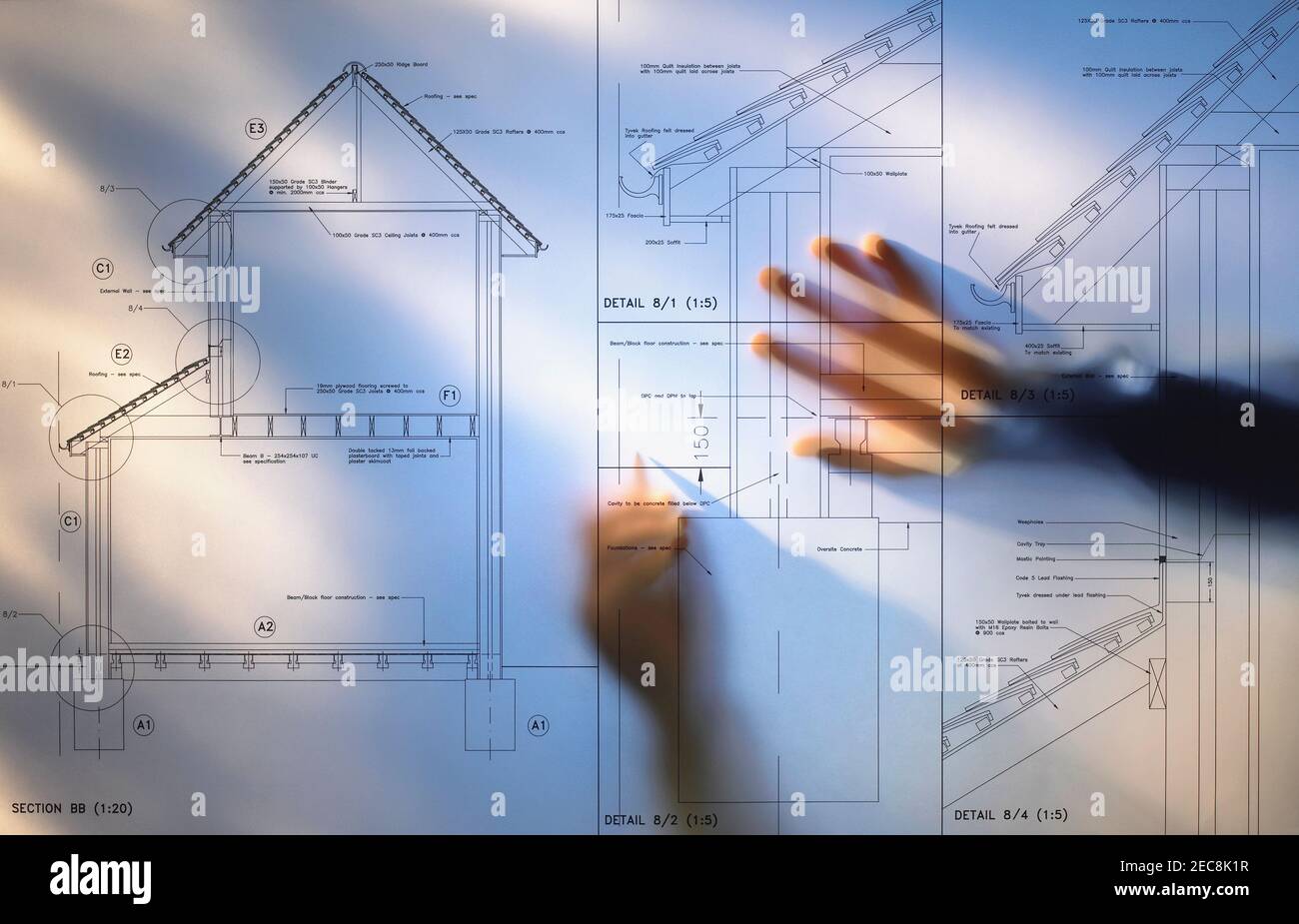 Architekt plant für ein Wohnhaus mit Händen hinzufügen Detail Stockfoto