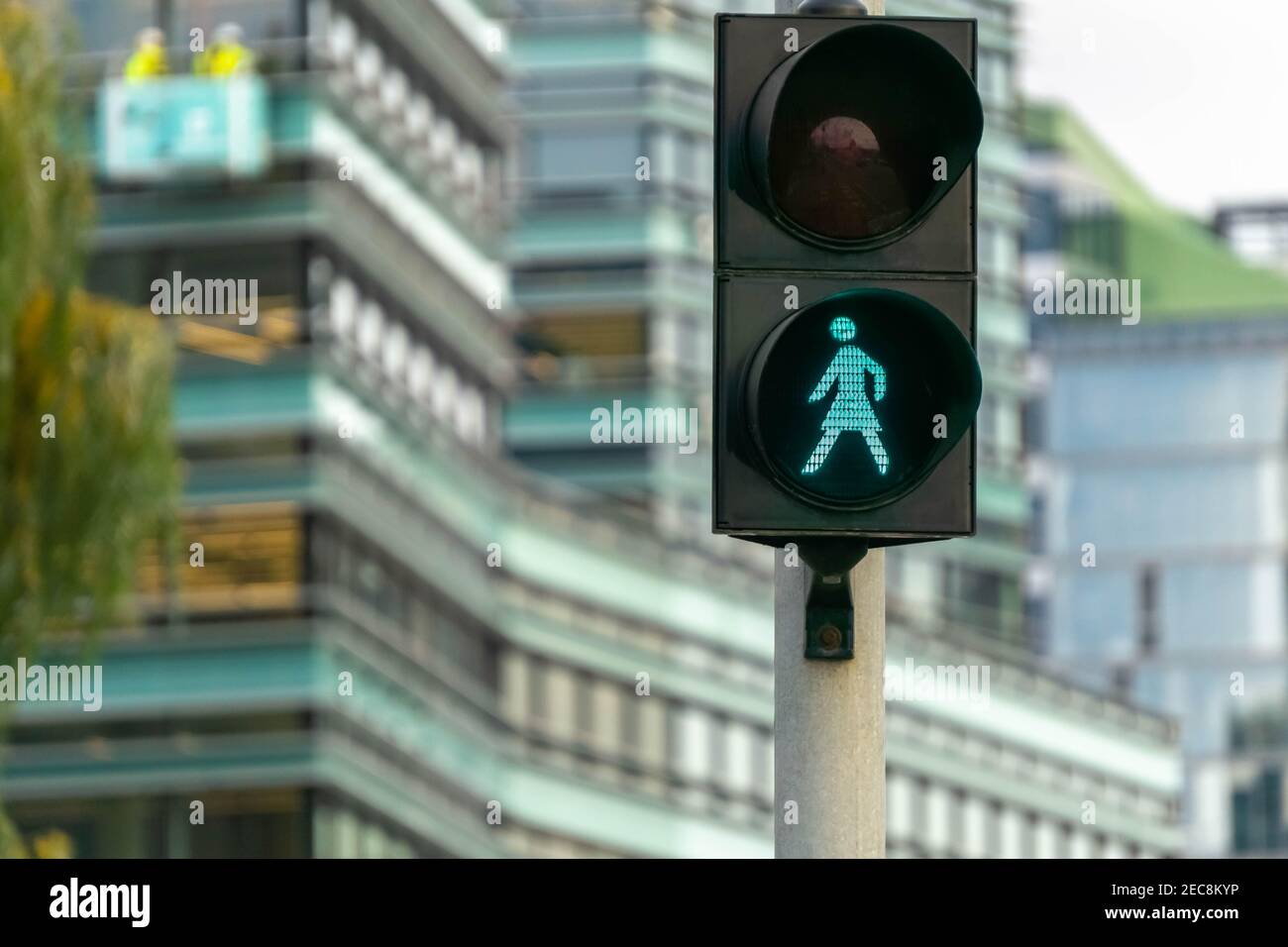 Grüne Frau Fußgängersignal der Frau Form. Viele Ampeln mit weiblicher Figurenform befinden sich in einer Vilnius Avenue, Litauen. Konzept der gleichen rechts Stockfoto