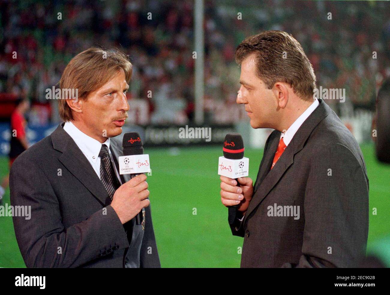 Leverkusen Deutschland 14,9.1999, Fußball: UEFA Champions League Saison 1999/2000 Bayer 04 Leverkusen (B04, rot) gegen Lazio Roma (LAZ, weiß) 1:1 - Teamchef Trainer Christoph DAUM (B04, li.) , TV-Reporter Tom BENDER Stockfoto Leverkusen Deutschland 14,9.1999, Fußball: UEFA Champions League Saison 1999/2000 Bayer 04 Leverkusen (B04, rot) gegen Lazio Roma (LAZ, weiß) 1:1 - Teamchef Trainer Christoph DAUM (B04, li.) , TV-Reporter Tom BENDER Stockfoto