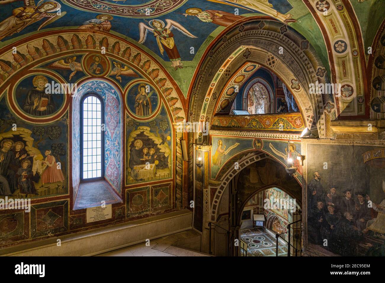 Die wunderbaren Fresken im Inneren des Klosters der Heiligen Höhle (Sacro Speco) des Heiligen Benedikt in Subiaco, Provinz Rom, Latium, Italien. Stockfoto