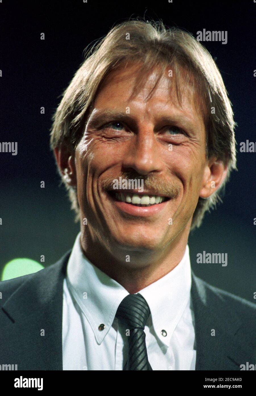 Leverkusen Deutschland 29,9.1999, Fußball: UEFA Champions League Saison 1999/2000 Bayer 04 Leverkusen (B04, rot) gegen Dinamo Kiew (KIV, weiß) 1:1 - Teamchef Christoph Daum (B04) Stockfoto Leverkusen Deutschland 29,9.1999, Fußball: UEFA Champions League Saison 1999/2000 Bayer 04 Leverkusen (B04, rot) gegen Dinamo Kiew (KIV, weiß) 1:1 - Teamchef Christoph Daum (B04) Stockfoto