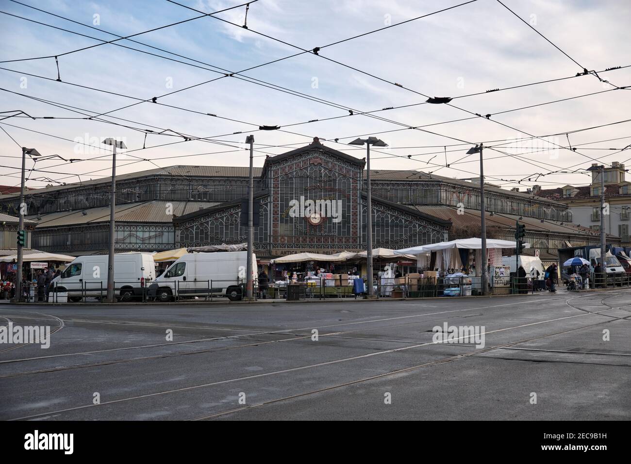 Turin, Italien - Februar 2021: Jugendstilfassade der allgemeinen Märkte von Porta Palazzo Stockfoto