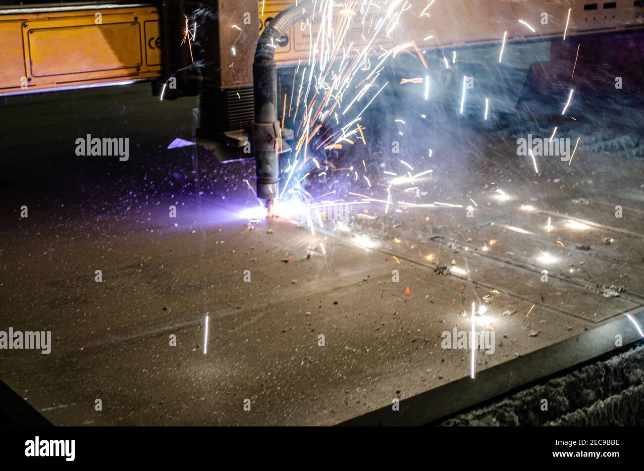 CNC-Schneiddüse mit Sauerstoffschnitt auf Aluminiumplatte Stockfoto