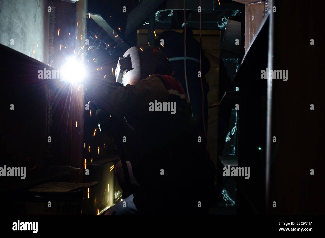 Ein Schweißer arbeitet in einer Stahlkonstruktion, Schweißen Stockfoto