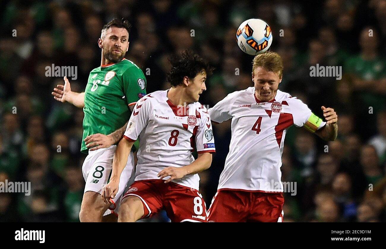 Fußball - WM-Qualifikation 2018 - Europa - Republik Irland vs Dänemark -  Aviva Stadium, Dublin, Republik Irland - 14. November 2017 Daryl Murphy aus  der Republik Irland im Einsatz mit Thomas Delaney