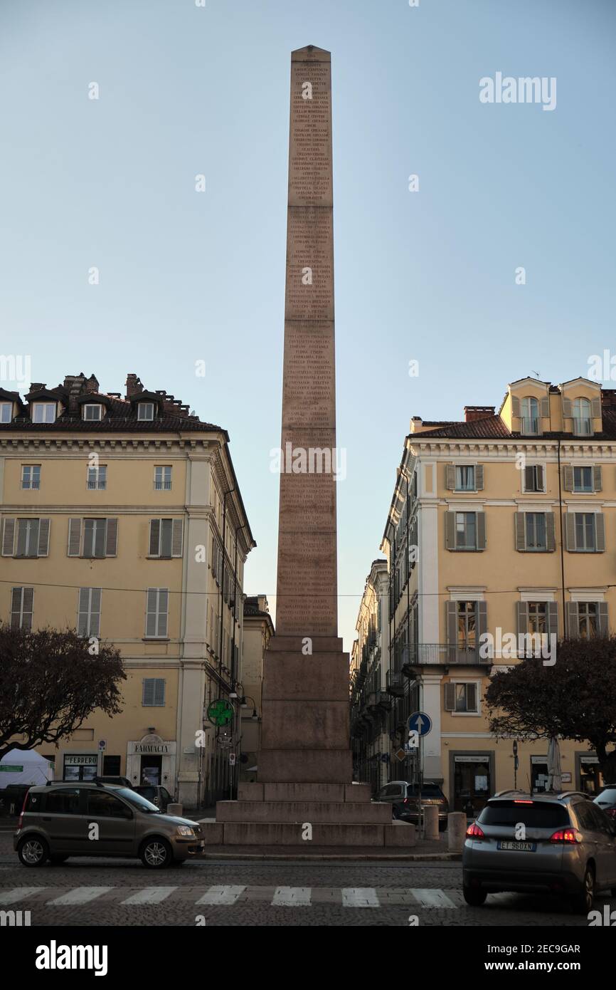 Turin, Italien - Februar 2021: Der Obelisk auf dem Savoia Platz in der Nähe des Stadtzentrums Stockfoto