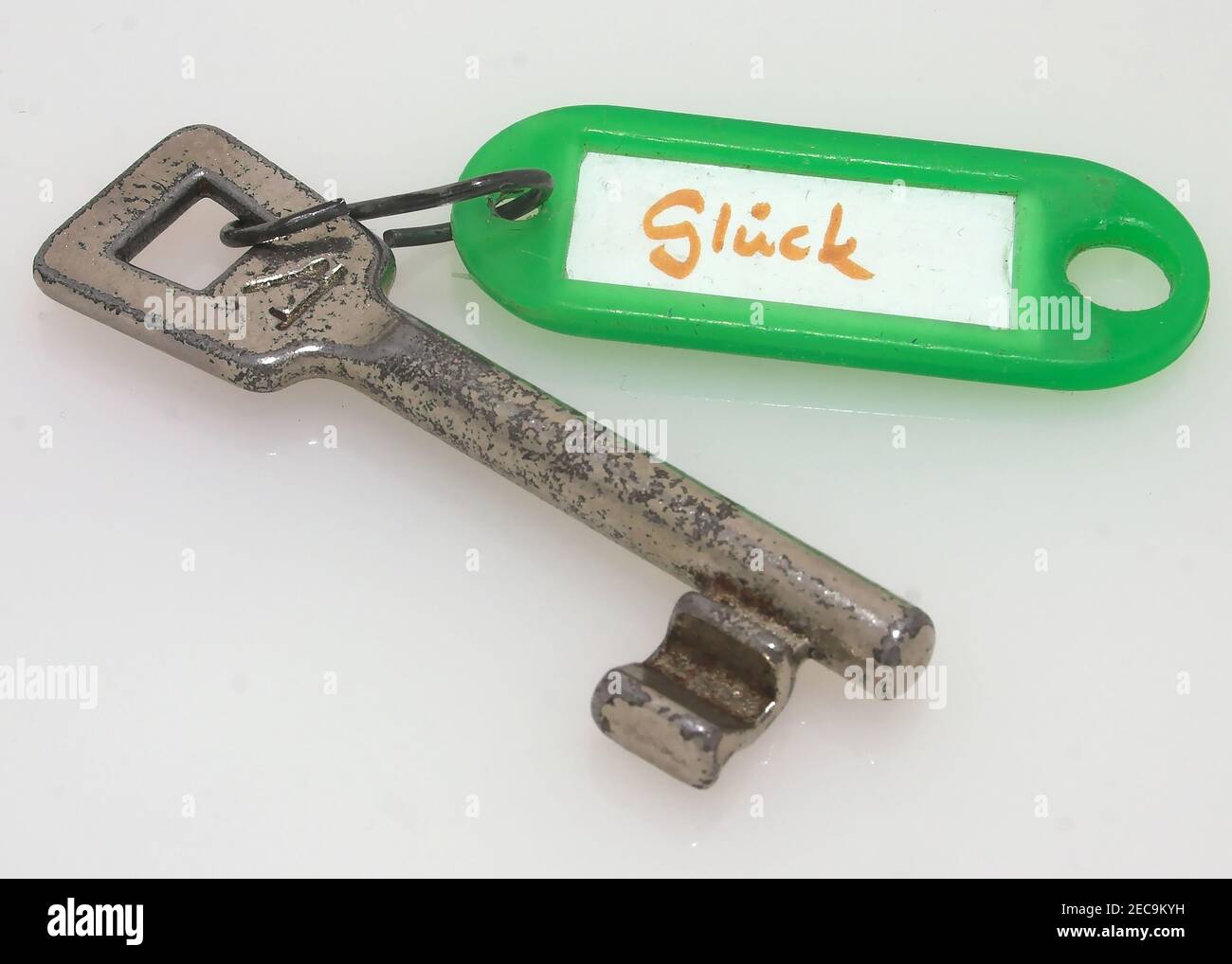 Alter Schlüssel mit Schlüsselanhänger und dem Wort 'Glück' Glück in deutsche Sprache Stockfoto