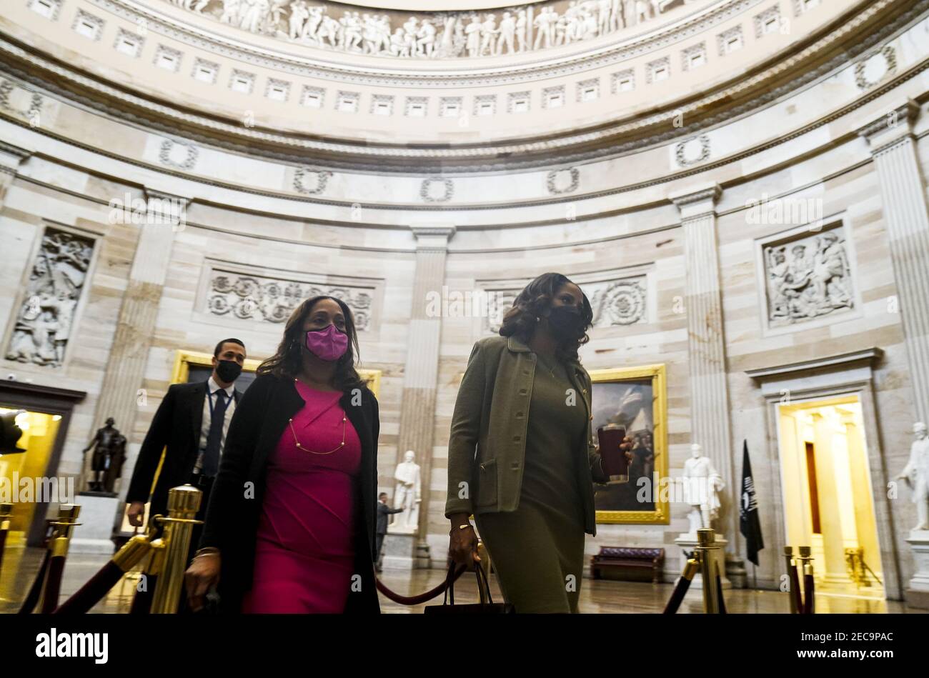 Washington, Usa. Februar 2021, 13th. Del. Stacey Plaskett, D-V.I., (R), läuft während des Amtsenthebungsverfahrens gegen den ehemaligen Präsidenten Donald Trump in Washington, DC am Samstag, 13. Februar 2021, durch das US-Kapitol. Der US-Senat stimmte heute dafür, Zeugen im Trump-Amtsenthebungsverfahren zuzulassen. Foto von Leigh Vogel/UPI Credit: UPI/Alamy Live News Stockfoto