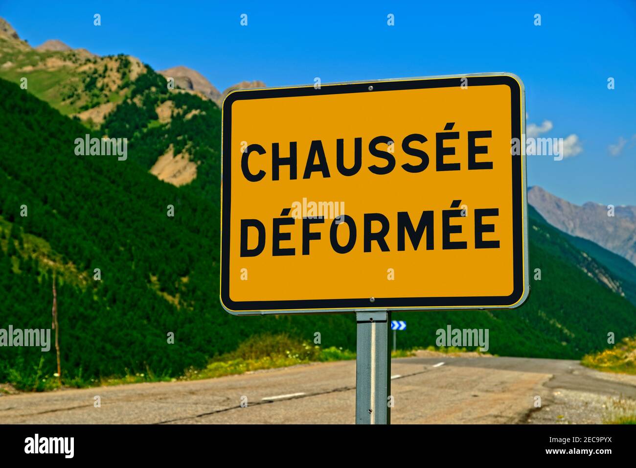 Französisches Straßenschild, Chaussée Déformé, mit Hinweis auf raue oder verformte Fahrbahn. Stockfoto