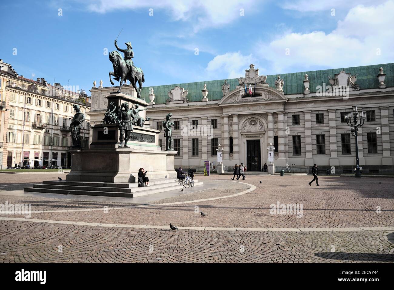 Turin, Italien -Februar 2021: Die Nationalbibliothek der Piazza Carlo Alberto mit der Reiterstatue gewidmet König Stockfoto