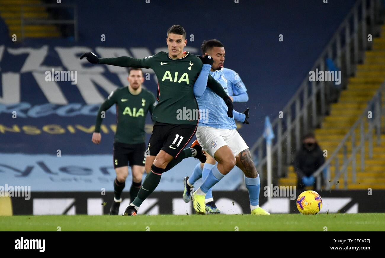 Tottenham Hotspur's Erik Lamela (links) und Manchester City's Gabriel Jesus (rechts) kämpfen während des Premier League Spiels im Etihad Stadium, Manchester, um den Ball. Bilddatum: Samstag, 13. Februar 2021. Stockfoto