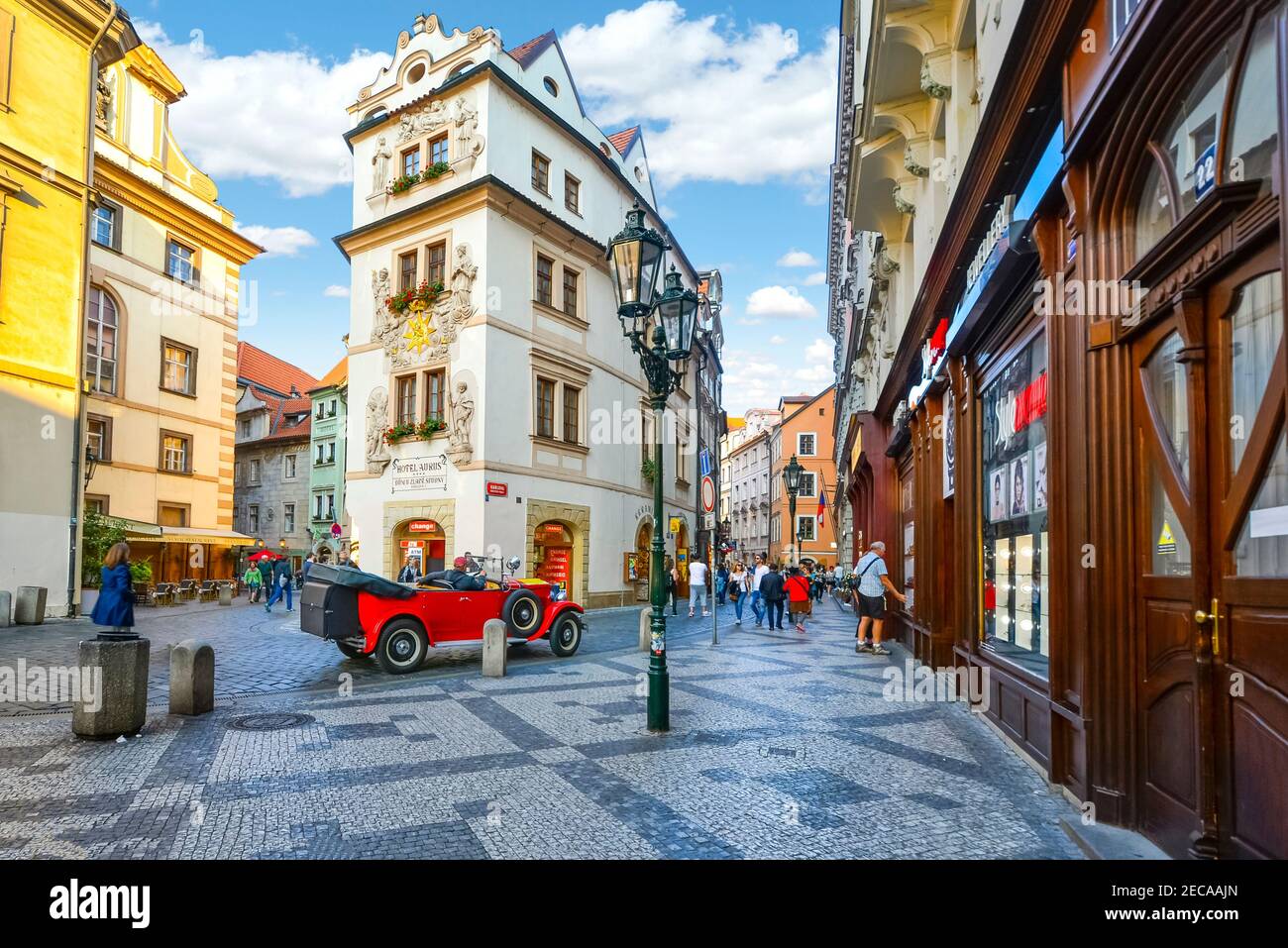 Malerische Aussicht auf einen touristischen Teil der Altstadt von Prag, Tschechien, mit Oldtimer, gepflasterten Straßen und malerischen Geschäften und Hotels Stockfoto