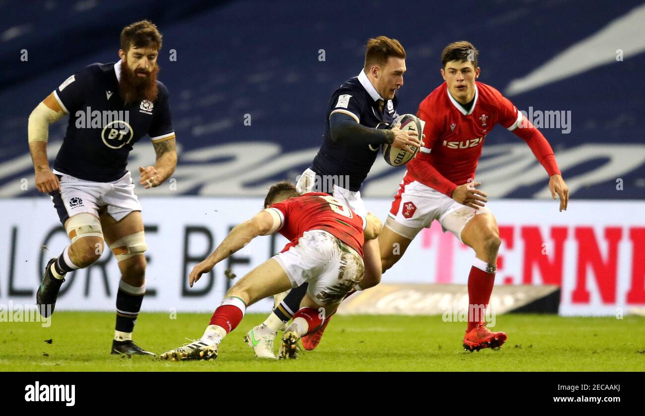 Der schottische Stuart Hogg wird vom walisischen Gareth Davies während des Guinness Six Nations-Spiels im BT Murrayfield Stadium in Edinburgh angegangen. Bilddatum: Samstag, 13. Februar 2021. Stockfoto