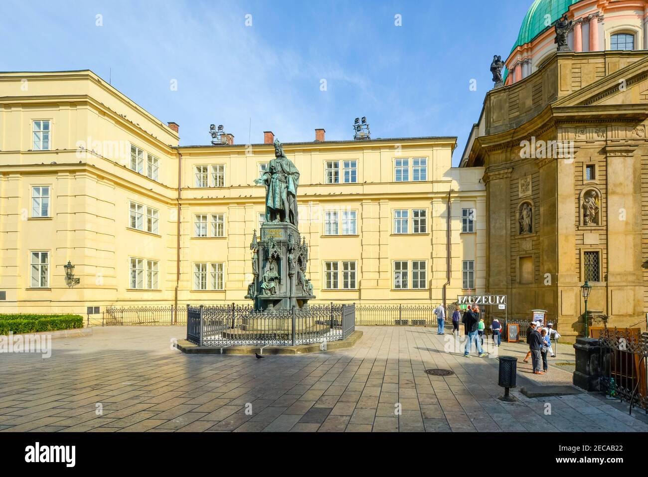 Touristen betreten das Karlsbrückenmuseum in der Nähe der Statue von Karl IV. Auf dem Kreuzritterplatz in der Nähe des Alten Turms in Prag, Tschechien Stockfoto