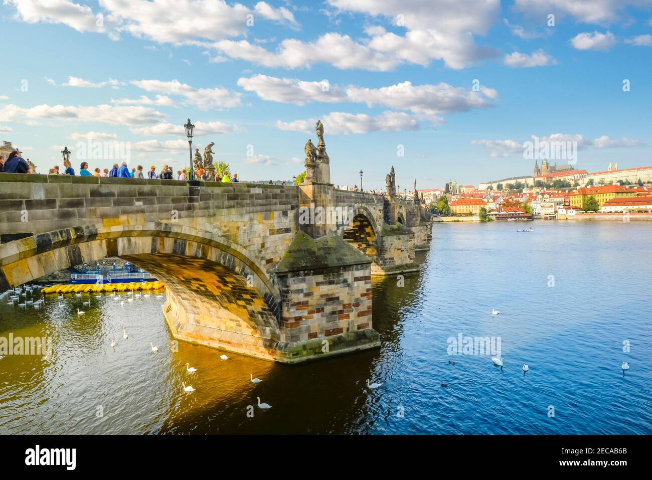 Am späten Nachmittag in Prag Tschechien, als Touristen über die Karlsbrücke der Moldau mit St. Veitsdom und Prager Burg im Blick zu Fuß. Stockfoto