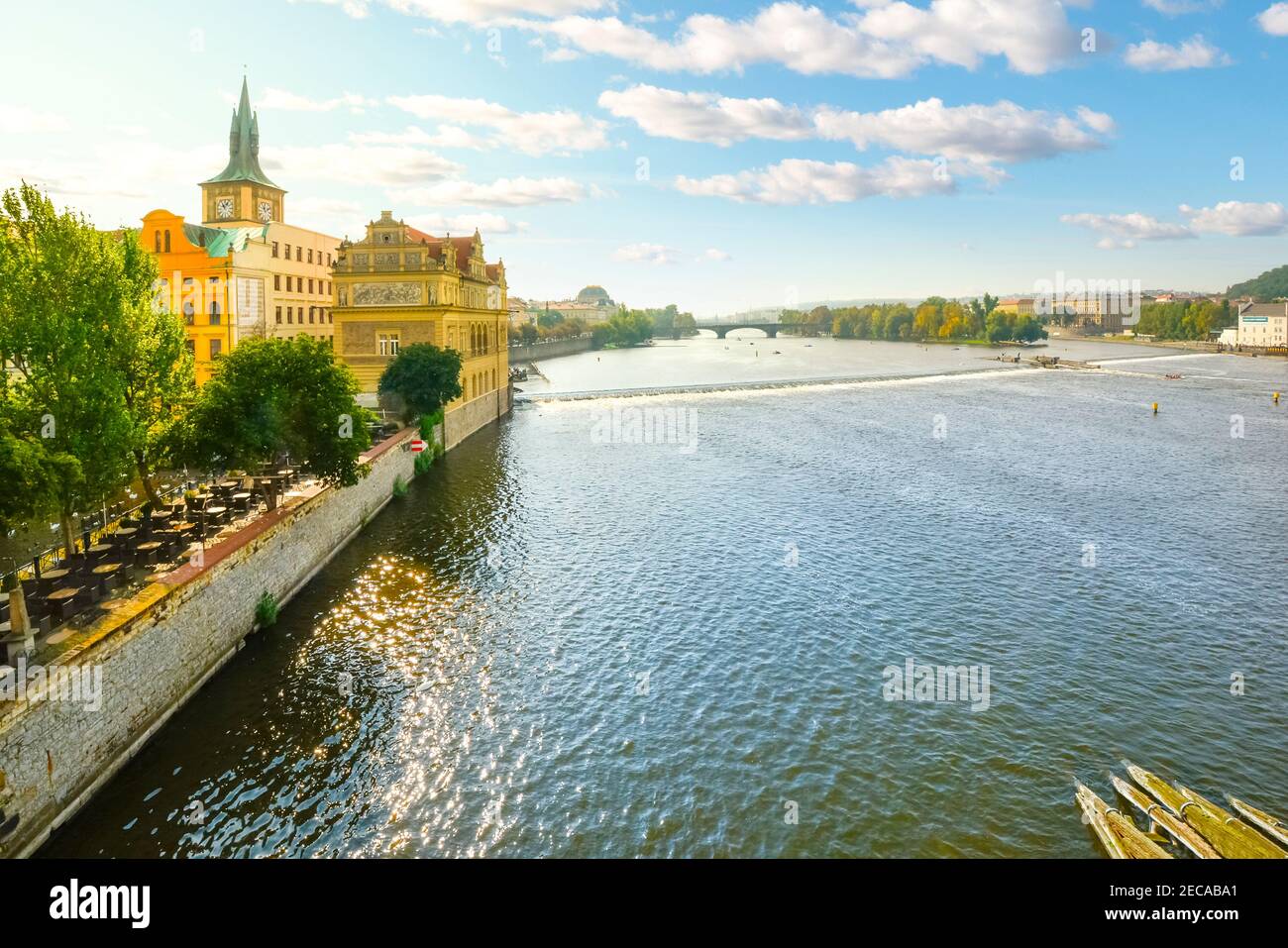 Der Fluss Moldau und die Ufer der Stadt Prag, Tschechien, in der Nähe von Sonnenuntergang von der Karlsbrücke im frühen Herbst aufgenommen Stockfoto