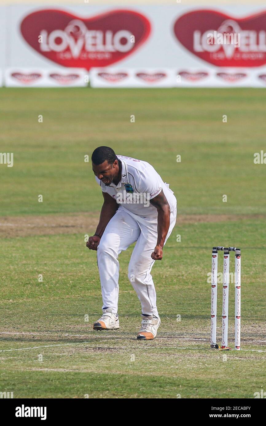 Dhaka, Bangladesch. Februar 2021, 13th. Shannon Gabriel, Cricketspieler von West Indies, feiert die Entlassung von Mehidy Hasan Miraz aus Bangladesch (nicht abgebildet) am dritten Tag des zweiten Test-Cricket-Spiels zwischen West Indies und Bangladesch im Sher-e-Bangla National Cricket Stadium. Kredit: SOPA Images Limited/Alamy Live Nachrichten Stockfoto