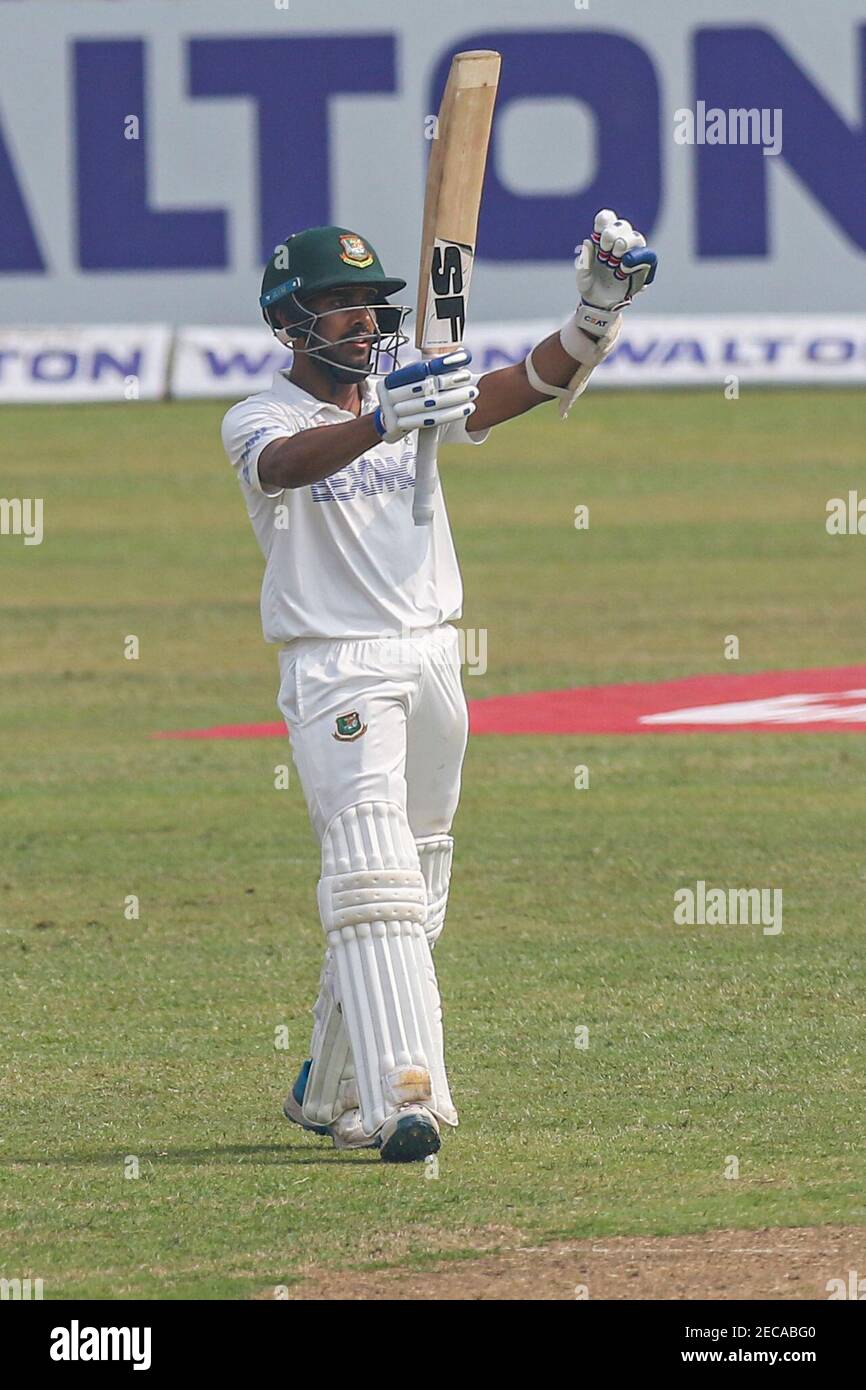 Dhaka, Bangladesch. Februar 2021, 13th. Bangladeshs Cricketspieler Mehidy Hasan Miraz feiert, nachdem er am dritten Tag des zweiten Test-Cricket-Spiels zwischen West Indies und Bangladesch im Sher-e-Bangla National Cricket Stadium ein halbes Jahrhundert (50 Runs) erzielt hat. Kredit: SOPA Images Limited/Alamy Live Nachrichten Stockfoto