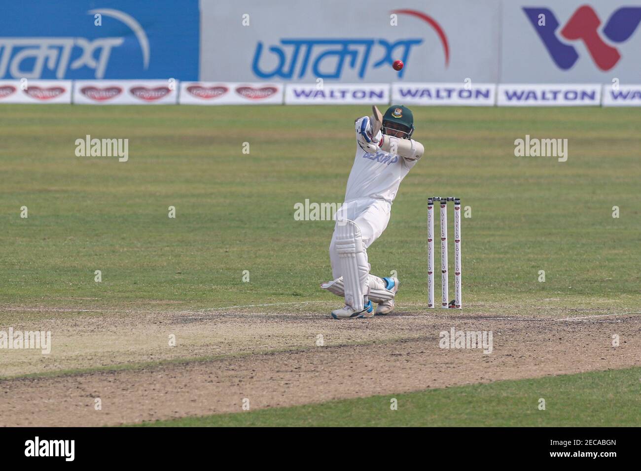 Dhaka, Bangladesch. Februar 2021, 13th. Bangladeshs Cricketspieler Mehidy Hasan Miraz ist am dritten Tag des zweiten Test-Cricket-Spiels zwischen Westindien und Bangladesch im Sher-e-Bangla National Cricket Stadium in Aktion. Kredit: SOPA Images Limited/Alamy Live Nachrichten Stockfoto