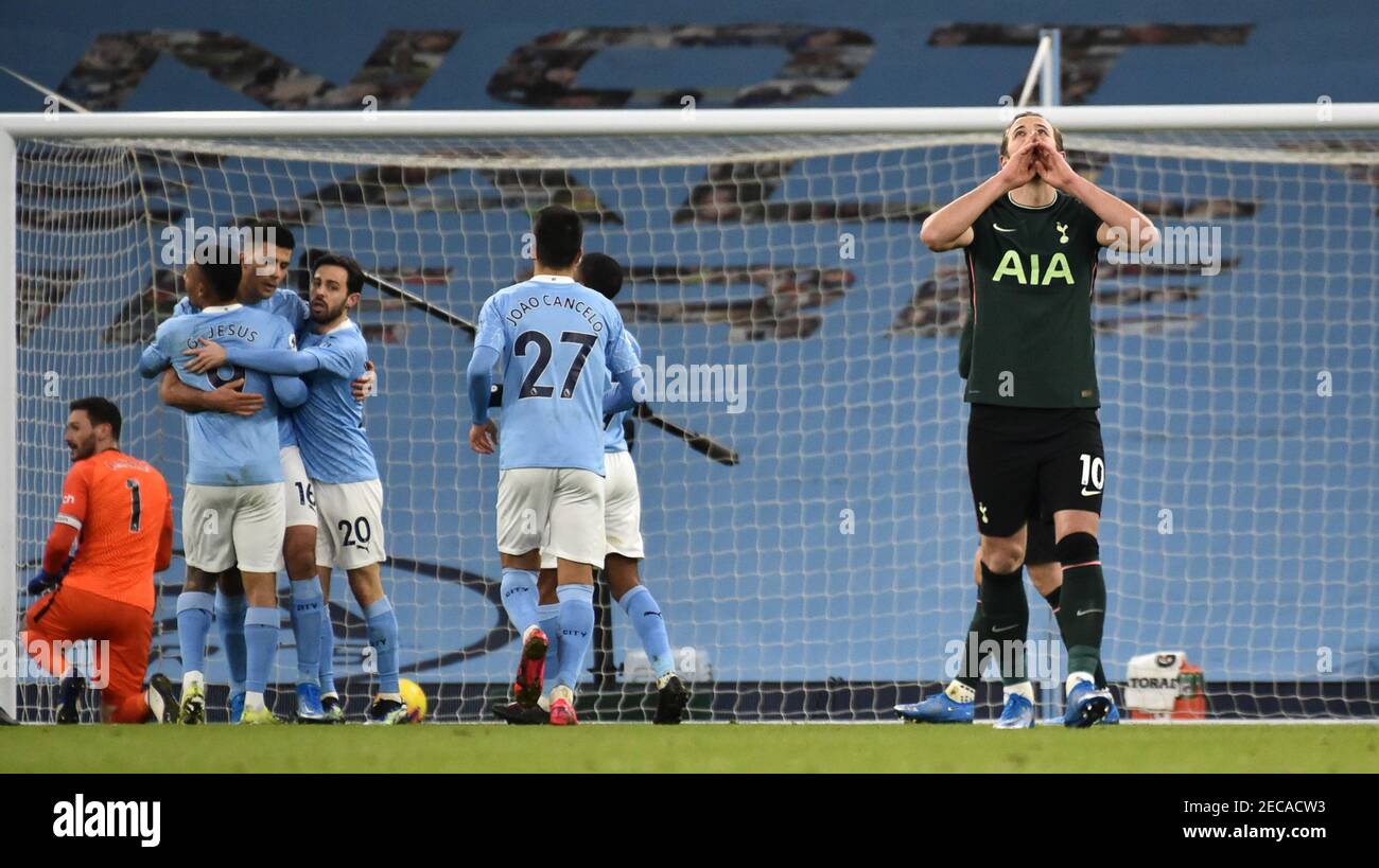Tottenham Hotspur's Harry Kane (rechts) dejected, nachdem Rodri von Manchester City während des Premier League-Spiels im Etihad Stadium in Manchester ihr erstes Tor erzielt hat. Bilddatum: Samstag, 13. Februar 2021. Stockfoto
