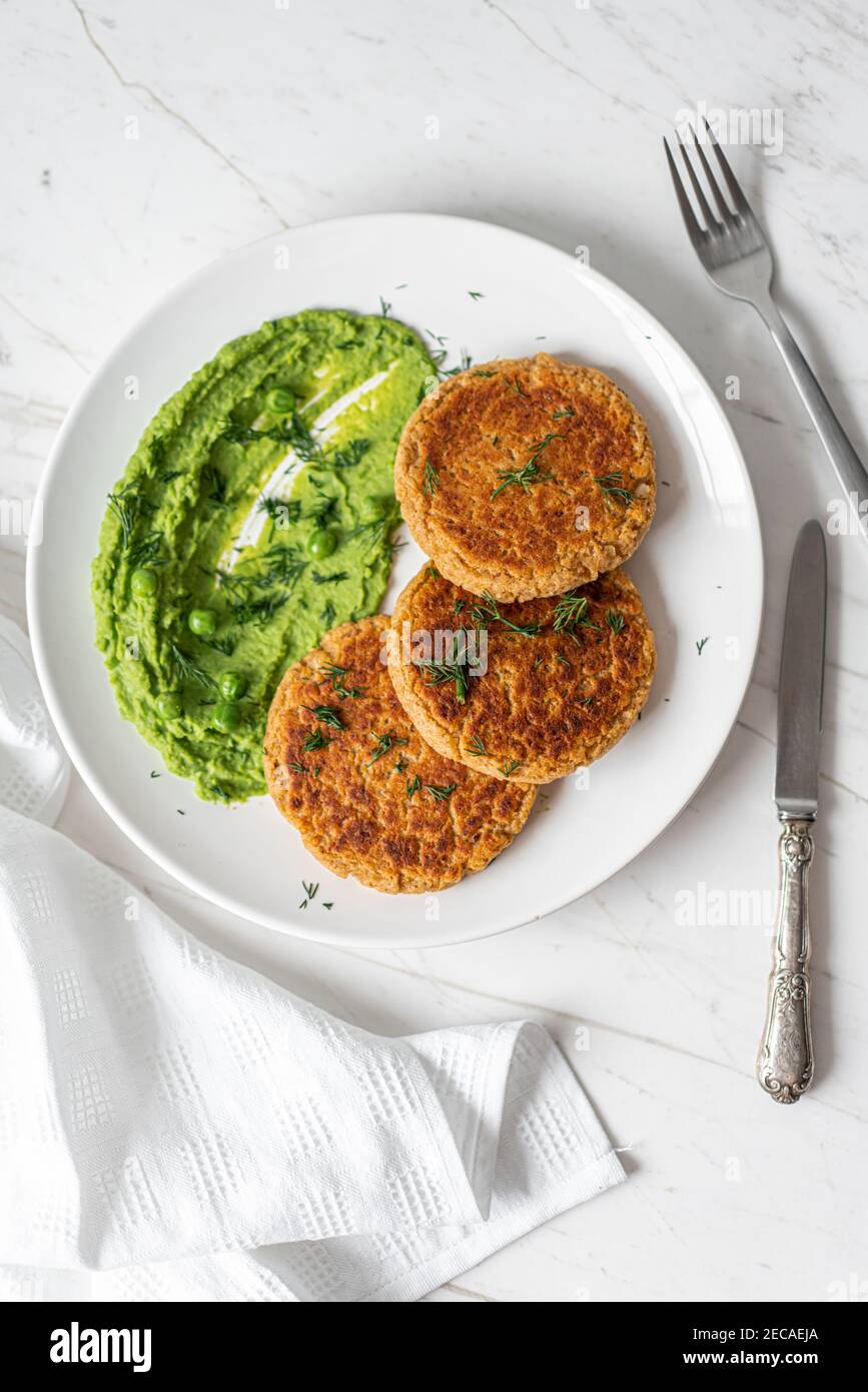 Blumenkohlkartoffeln mit Parmesan-Käse und Erbsen-Püree Stockfoto