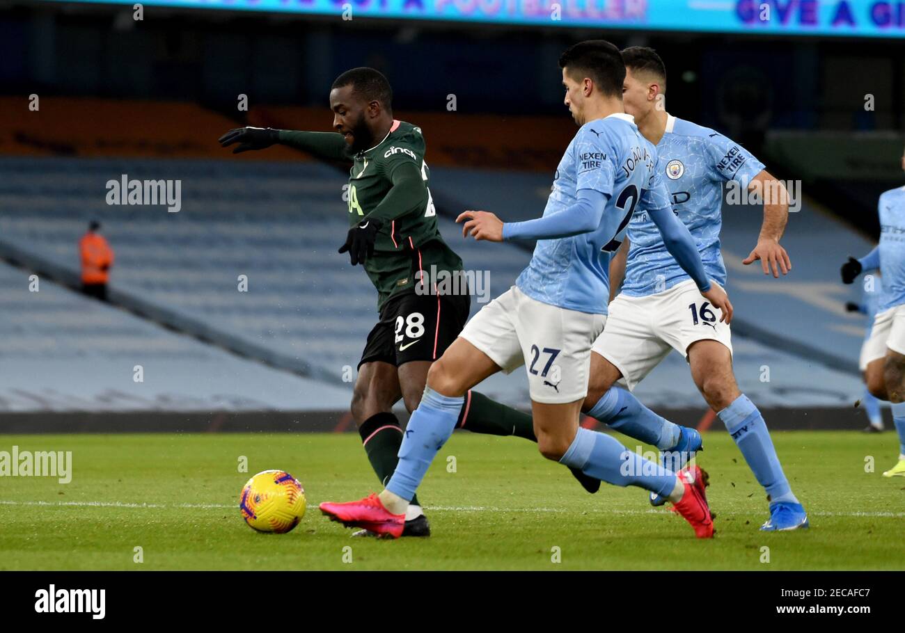 Tanguy Ndombele von Tottenham Hotspur (links) und Joao Cancelo von Manchester City (27) kämpfen während des Premier League-Spiels im Etihad Stadium in Manchester um den Ball. Bilddatum: Samstag, 13. Februar 2021. Stockfoto