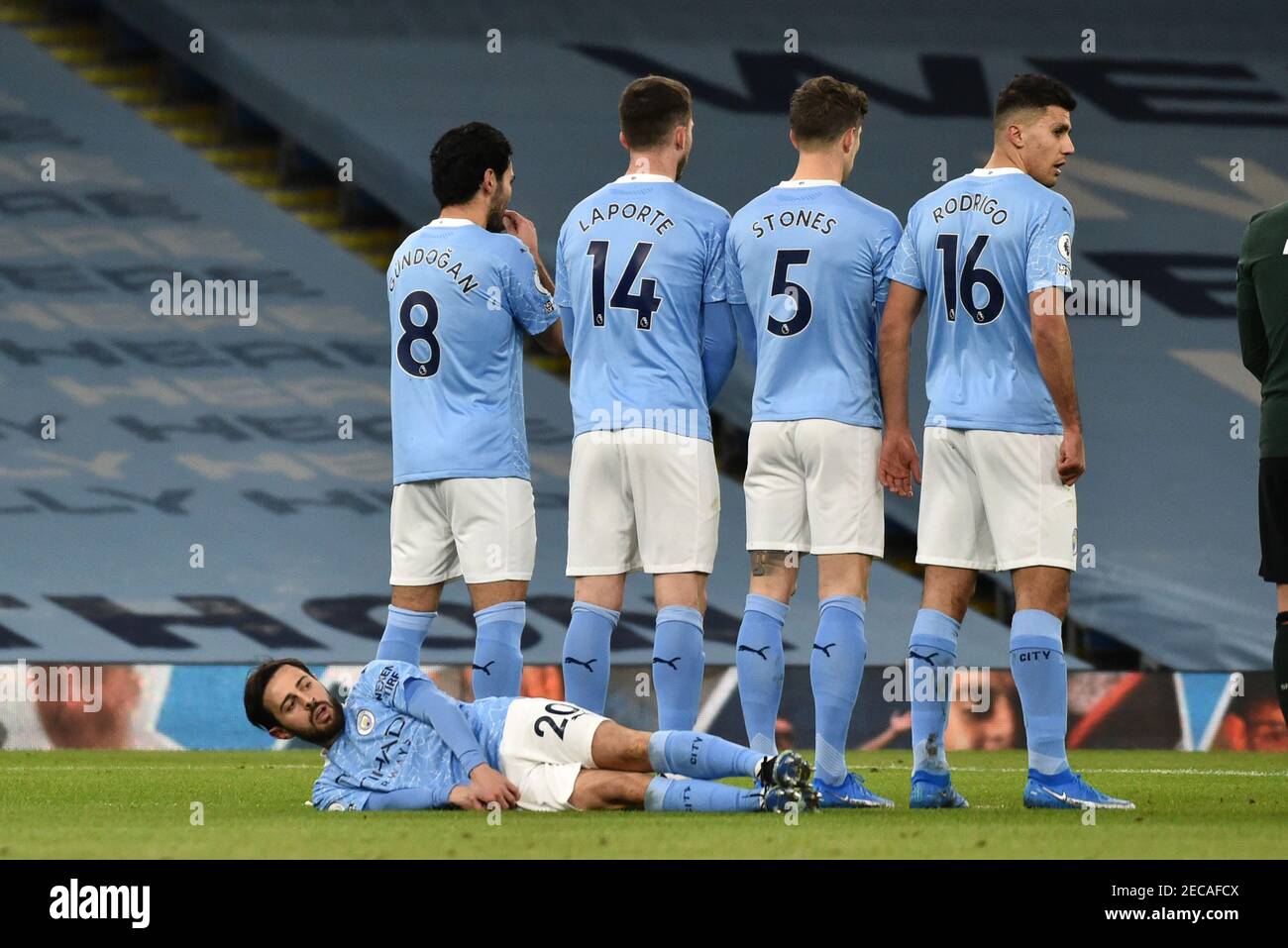 Bernardo Silva von Manchester City liegt beim Premier League-Spiel im Etihad Stadium in Manchester hinter der Verteidigungsmauer. Bilddatum: Samstag, 13. Februar 2021. Stockfoto