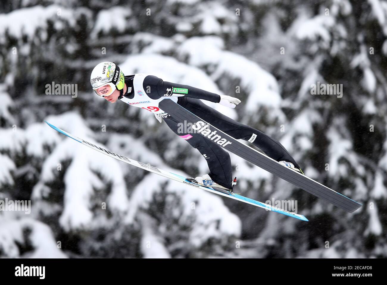 Zakopane, Polen. Februar 2021, 13th. Anze Lanisek Skispringen auf der Great Krokiew Ski Jumping Anlage während des Skisprung-Weltcupwettbewerbs in Zakopane. Kredit: SOPA Images Limited/Alamy Live Nachrichten Stockfoto