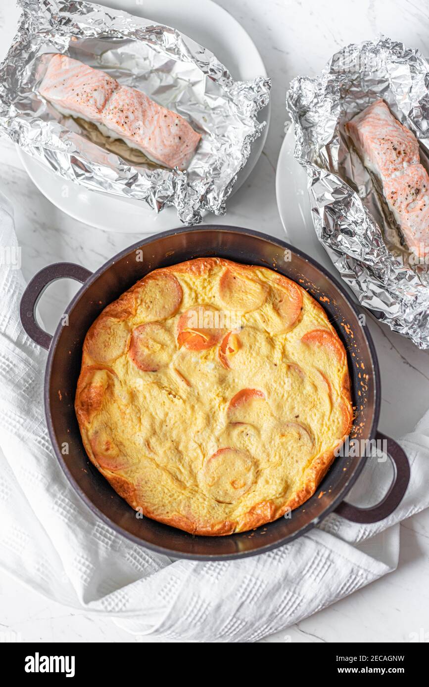 Süßkartoffel Frittata Omelett und Lachsfilets flach legen Stockfoto