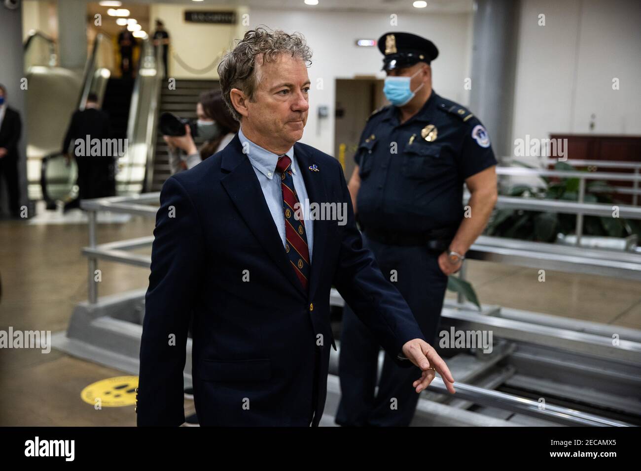 Senator Rand Paul, R-KY, spaziert auf dem Capitol Hill in Washington, Samstag, den 13. Februar 2021, vor dem fünften Tag des zweiten Amtsenthebungsverfahrens gegen den ehemaligen Präsidenten Donald Trump.Quelle: Graeme Jennings - Pool via CNP - Nutzung weltweit Stockfoto