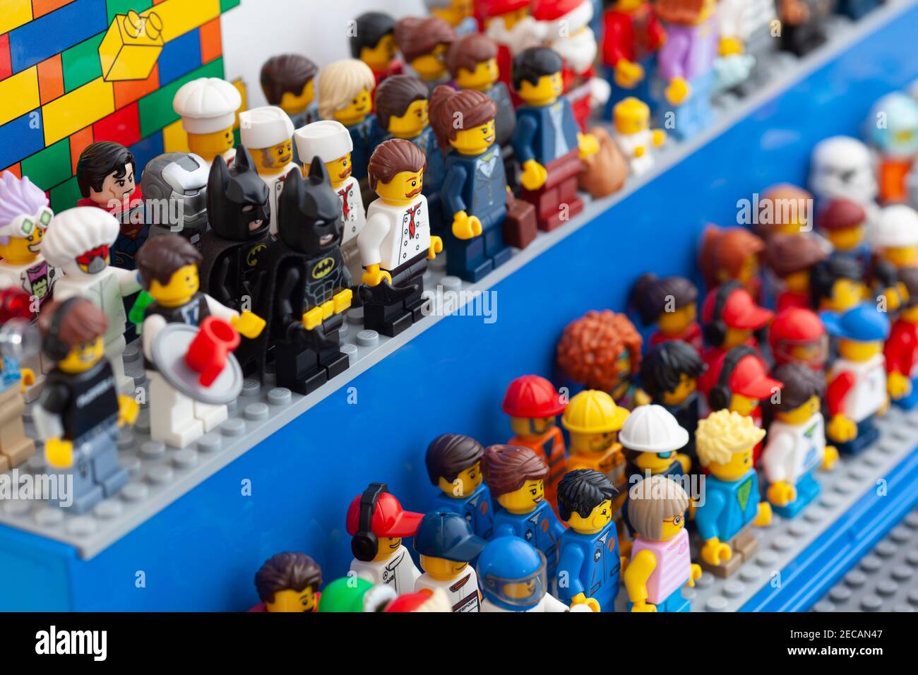 Tambow, Russische Föderation - 12. Februar 2021 Lego minifiguren stehen in einer Vitrine. Stockfoto