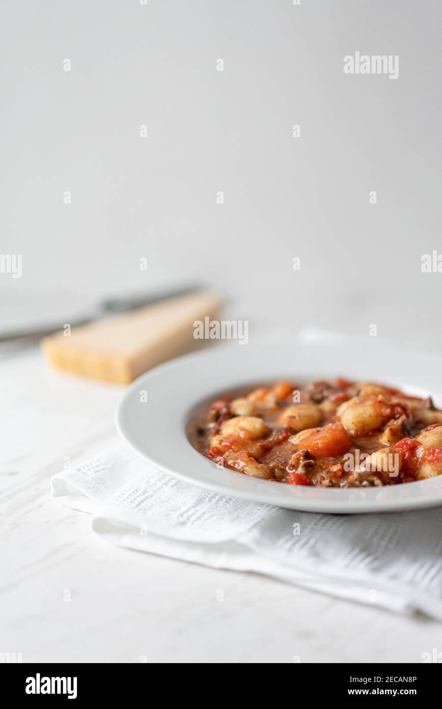 Italienische Gnocchi Kartoffeln Rinderkasserole und Parmesan Stockfoto