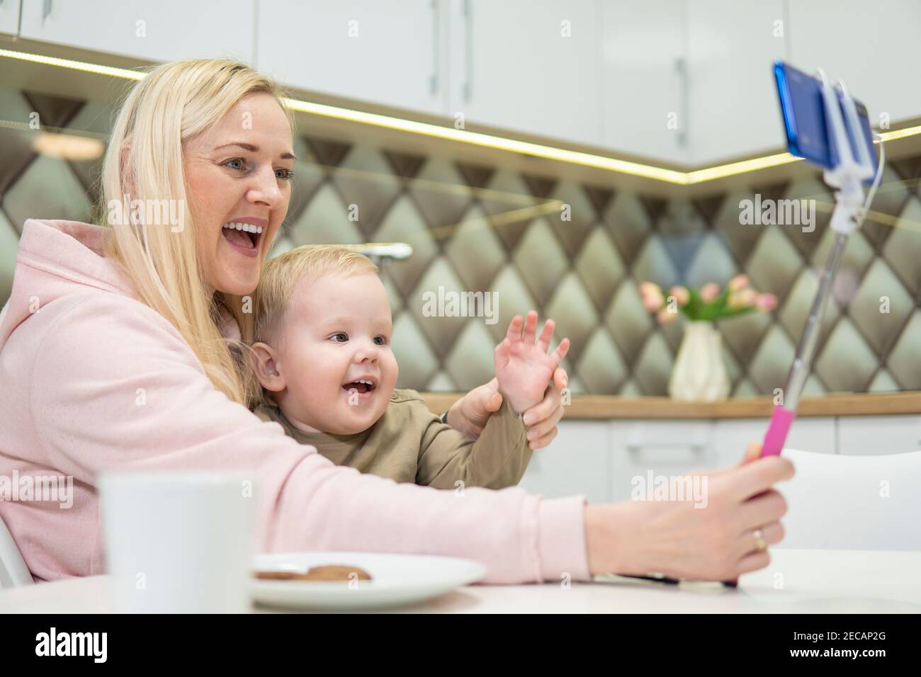 Mama und Sohn chatten am Telefon und winken ihr Hände Stockfoto