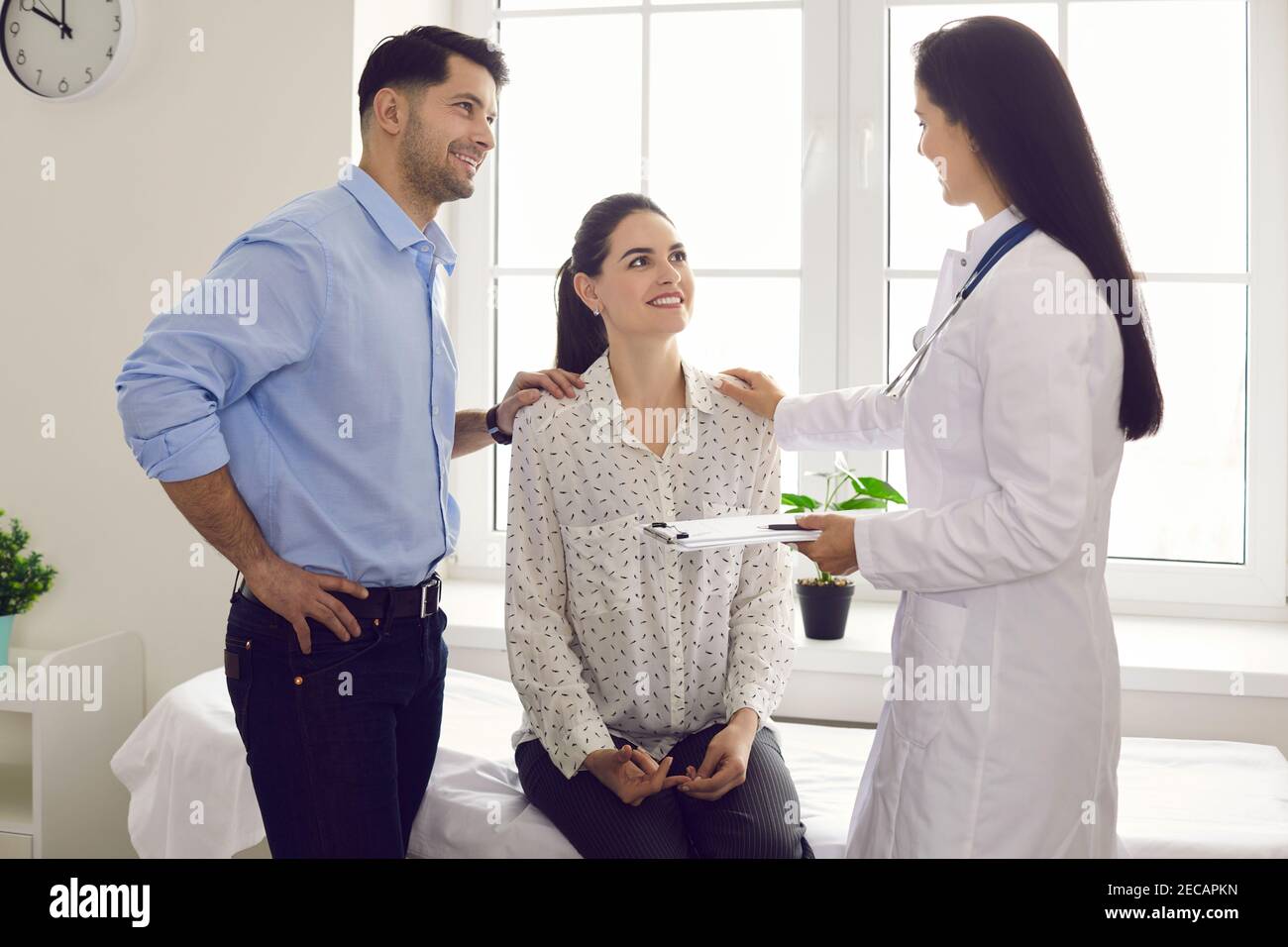 Glückliches junges Paar Planung Schwangerschaft und sehen guten Spezialisten an Gesundheitszentrum Stockfoto